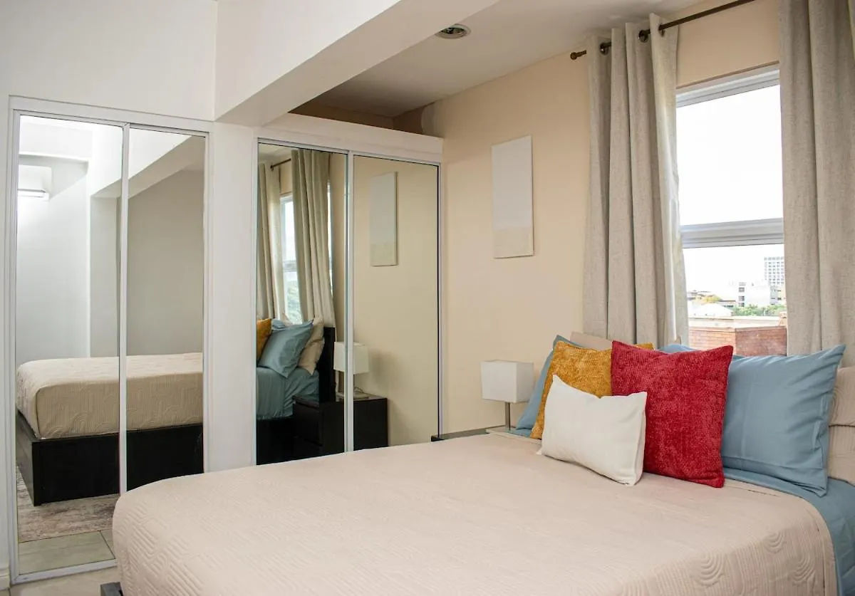 아파트 The Soul Of Kingston Chic 2Br Condo With Pool And Gym 자메이카