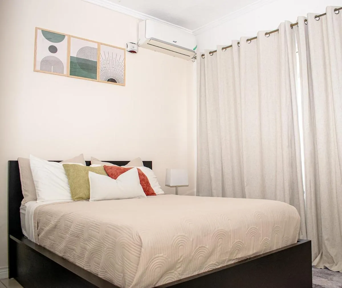 The Soul Of Kingston Chic 2Br Condo With Pool And Gym 자메이카